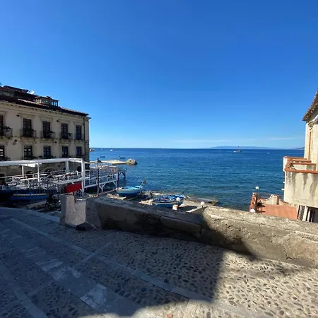 Semesterbostad La Casa Sugli Scogli *