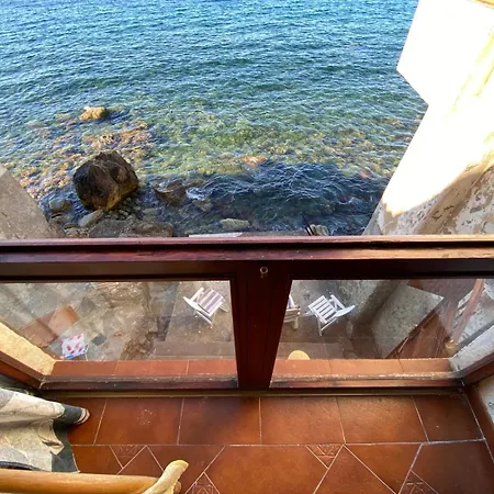 Semesterbostad La Casa Sugli Scogli *