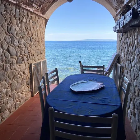 Feriehus La Casa Sugli Scogli *